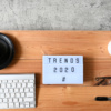 Tisch mit Schild - Trends 2020