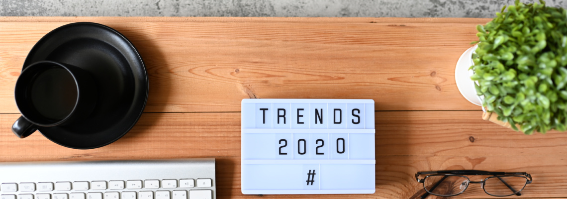 Tisch mit Schild - Trends 2020